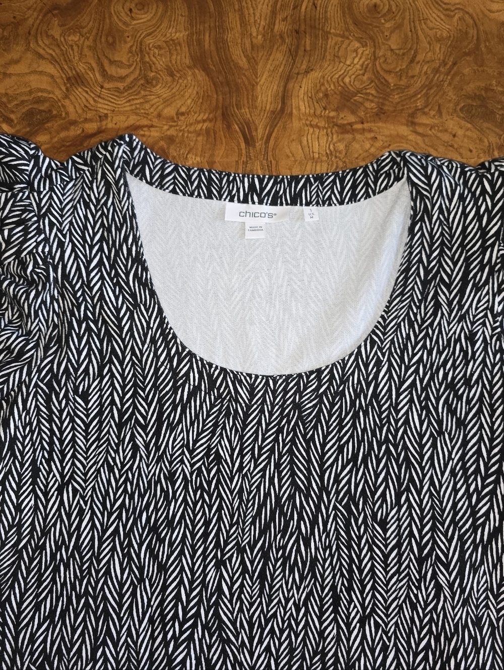 Chico's Zenergy Black Puffed Sleeves Abstract Lines Knit Dress Size 1 ( Medium) - Picture 4 of 8